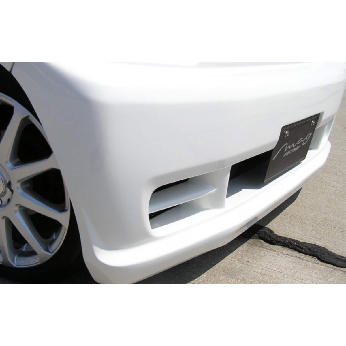 White Honda Vamos front bumper body kit for HM1, HM2 models (1999-2018) featuring a sleek design and aerodynamic vents.
